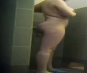Hogy mi perverz van egy rejtett kamera írta a nő a zuhany alatt? egy vastag meztelen nő a zuhany alatt való