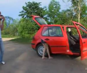 mastürbasyon ıslak onu kel kedi varken çıplak fotoğraf çekimi bir otopark üzerinde fotoğraf erkek arkadaşı alır.