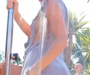 Soft sex striptease video. Een prachtige jonge meid danst sensueel en neemt een geile douche. 
