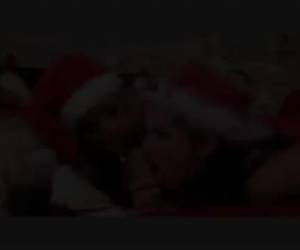 Zijn kerst kado. Een geile kerstvrouw om lekker te neuken.Of twee. Kerst porno 