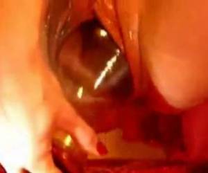 lentamente deixa a puta porca em seu bichano molhado grande na nota de garrafa de vinho e beliscar acima e para baixo até ela climaxes.