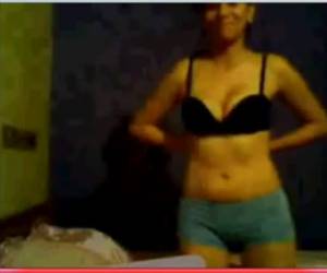 utangaç kız striptiz için web kamerası verir ve çıplak göğüsleri gösterir.