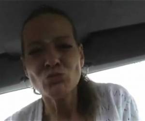 Deutsch schnallen mit kleinen hangtitss ist fast nackt im auto. sie ist sehr geil geworden das gute wetter. sie hat das auto auf der seite der straße put und gleitet mit ihrer nassen pussy so weiter den weg zurück.