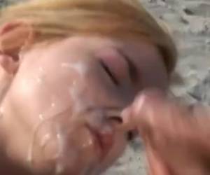 på en afsondret strand giver hans liderlig pige giver ham et blowjob. som en tak, hun modtager en enorm ansigtsbehandling.