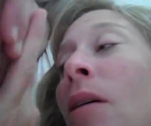 Haar man filmt hoe zijn vrouw zijn ballen zuigt, terwijl hij zijn stijve lul aftrekt. 