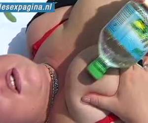 porno video nainen nauttii vesipullo pillu