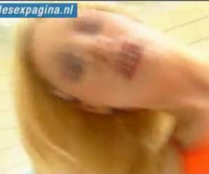 lizanie cipki na skraju basenu