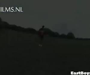 Twink zit zichzelf te betasten op een bankje in het park. Er komt een man aanlopen en die neemt het meteen van hem over. Eerst boven zn broek, maar al snel wil hij de stijve lul van de twink voelen en zoeken ze een rustiger plekje op. Waar ze elkaar geil 