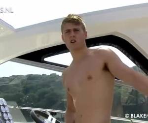 giovane ragazzo inglese masturba sullo yacht