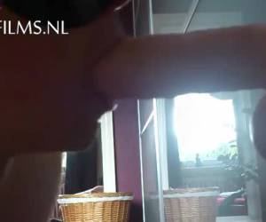 Hij neemt de neplul zo ver als het kan in zijn mond en pijpt hem nat, dan schuift hij de zuignap lul helemaal in zijn anus en neukt hem. Tussen door gaat de neplul zijn mond in, waarna het gevaarte weer diep zijn anus in glijd. Dildo & Insertion , Eerst i 