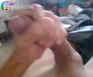 whiteh onun aşağı pantolon, onun pürüzsüz tıraş dik penis ve gel spouting hazır çocuk çeker. sonra film bu whiteh webcam şu kadar yakın, ne kadar sperm sıkarak dışarı o son damla. yalnız, onun sahtekar dick sinemada o whiteh web kameras