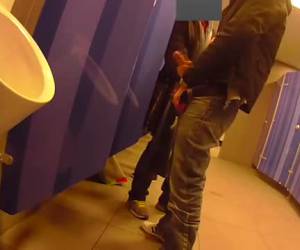 gay de ziyaret edilen genel tuvalet içinde ilerlemek için. yakında onun sert horoz biraz dikkat vardır. amatör, eşcinsel olduğunu de ziyaret edilen genel tuvalet içinde ilerlemek için