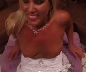 Ze geniet van de aandacht en de waardering van al die stijve lullen om haar heen. In een parenclub geeft de rijpe blonde snol handjobs. 