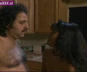 De Aziatisch meisje pijpt Ron Jeremy met losse handen, en als hij klaarkomt trekt ze aan zijn grote lul tot het zaad als een fontein in haar gezicht uit een spat. 
