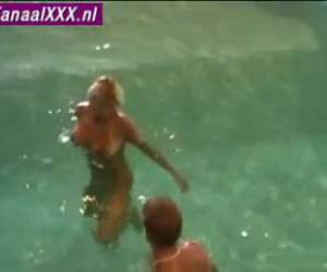 goodie blowjob berada di kolam renang