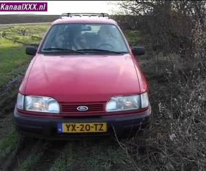 Hollandse sex, pijp beurt in de auto hij pikt de hoer op en laat haar mondje zijn lul verwennen. Met haar geile tong likt ze zijn eikel, terwijl haar grote tieten uit haar blouse hangen. 