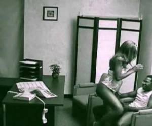 Casal safado foi filmado fazendo sexo gostoso no escritório de advogacia, a mulher e o namorado depois que ficaram a sós na sala não resistiram de