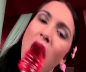 Dieses spielzeug sie wollen nicht verpassen, einen glänzenden penis lutscher, die in ihrem mund, muschi und arsch geschoben sie werden. die lutscher verschwindet langsam aber gaaanz tief in ihre süße pussy während ihr erbse ziemlich verwöhnt von eine