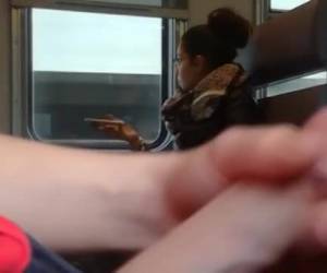 han film hvor han trækker i toget mens der er en pige om ham er, at så ser ud og går away.he film hvor han trækker i toget