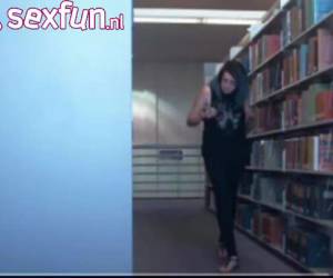 nella libreria davanti alla webcam lascia la ragazza sua pocfuck pantaloni e lasciare che le tette mostrano