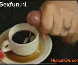 Szőke van egy csésze kávét. tej helyett ő fog egy szemcsésedikból kávé édes taste.cup a sperma