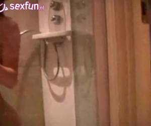 Er finden das geil sein freund film stützt sich wie sie ihre kleidung aus und gehen wollen eine shower.he seiner freundin zu film, während in der dusche die geil finden