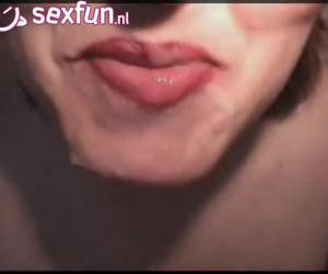 Liebt das warme sperma aus harten schwänzen. sie spielt mit es in den mund, lass es tropfen und dann schluckt den rest und nur go.cumswallow bekommt die volle ladung