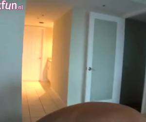 Geile blonde schlampe sitzt auf seinen harten schwanz und fickt ihn. nach einer weile, den austausch von position und fickt ihre behind.blonde schnallen seinen steifen schwanz reiten