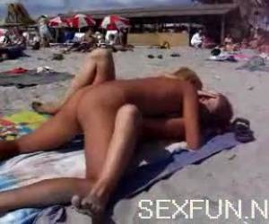 bercinta di pantai