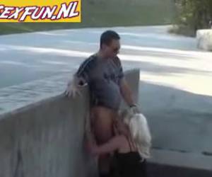 porque eles precisam de algum dinheiro precisa ter esta meretriz sua área de trabalho estendida ao parque onde homens por alguns euros quer say.prostitute querem dizer fora de um cliente
