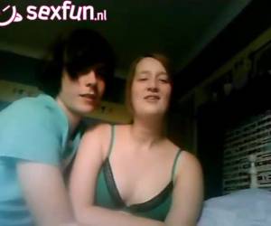 en spännande tonåring par klär sig för webcam. medan du är på solomio sexshow själv, titta på dussintals andra och hon bara går naken i picture.teen klär för webcam