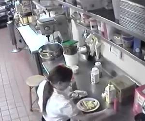 zatrzymują się hot doga w jej cipki i przynosi go do klienta
