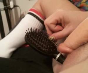 per la webcam si ferma una spazzola per capelli nella sua figa mentre lei whiteh il dildo masturbate
