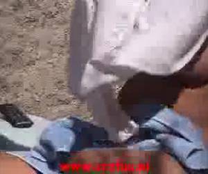 Sjaan ligt lekker te zonnen en heeft niet in de gaten dat Kees haar stiekem aan het filmen is.Zonnen 