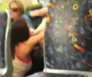 młody lesbiënnes złapany podczas mineta w pociągu