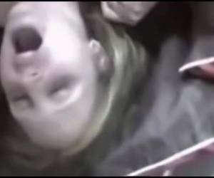 dois caras mostram a garota um boquete, fodêla e pulverizador esperma nela enquanto ela está sendo movie.two caras deixa as pernas da garota e fodêla enquanto ela está sendo filme
