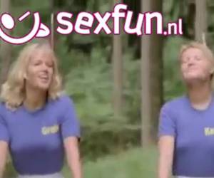 Die zwei geilen girls werden gefickt, während sie unterwegs sind, während die treppe, rutscht den dildo durch den sattel in die nasse pussies.two geile girls gefickt während der fahrt