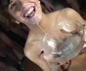 Wirklich die gallonen cum spritzen in ihren gierigen mund. dieses sperma verrückte schlampe hat eine zuvorkommende steckdose, damit gibt es kein tropfen sperma verloren geht. ein bukkake gangbang das wert ist.