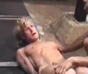 Homo is stout geweest. Vast gebonden ligt hij op de grond te wachten van wat er komen gaat. 