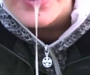 Diese versauten teens sind die kehle ficken entlang der autobahn. ein deepthroatoat blowjob in public mit eine riesige ladung sperma in den mund.