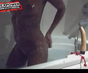 ebano ragazza masturbarsi in bagno sulle webcam