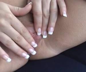 In de buiten lucht, mastubeerd de geile milf met dikke tieten door haar vingers over de kut piercing te laten draaien tot ze een orgasme krijgt. 