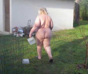 tlustý farmář krmí kuřata v její nahé