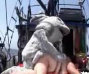 Ja, es ist real! eine fette schlampe ist auf einem boot von einem kaninchen wird gefickt. dicke frau von kaninchen auf boot gefickt