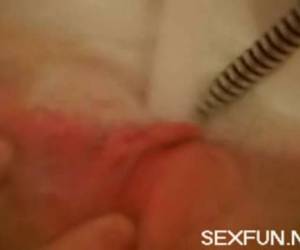 In bed stopt ze haar kutje onder de waterstraal Kutje masturberen met de waterstraal 
