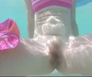 bu amatör çift sualtı kamera denizde sinsi bir sualtı striptiz test. tüylü kedi ortaya çıkıyor. sinsi bir sualtı striptiz