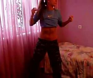 dívka tancuje pro webovou kameru