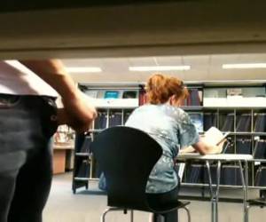 Mögé a hátán egy rendszeres nő húz egy kukkoló kicsit kemény kakas. és hamarosan, csepp egy cum cum. kukkoló halad a nyilvános könyvtár