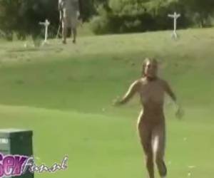 dessa golfare är konstigt att titta när plötsligt en naken kvinna på golfbanan kör. naken kvinna på golfbanan
