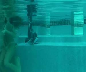 nem toda buceta é adequada para fazer sexo debaixo de água. mas este jogo é muito foda na piscina. vai foder na piscina